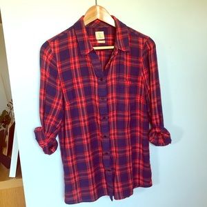 GAP Boyfriend fitted plaid button down shirt!
